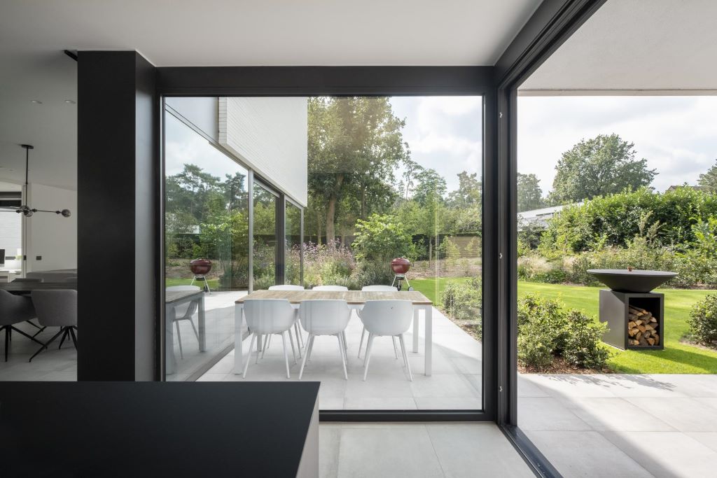 Med fasadpartier kopplar du ihop ditt hem med trädgården utanför. Stor Fasad M100 fast glasvägg tillsammans med Fasad M100 skjutdörrar | Fasad M100 fasadpartier | Mekoflex Uterum