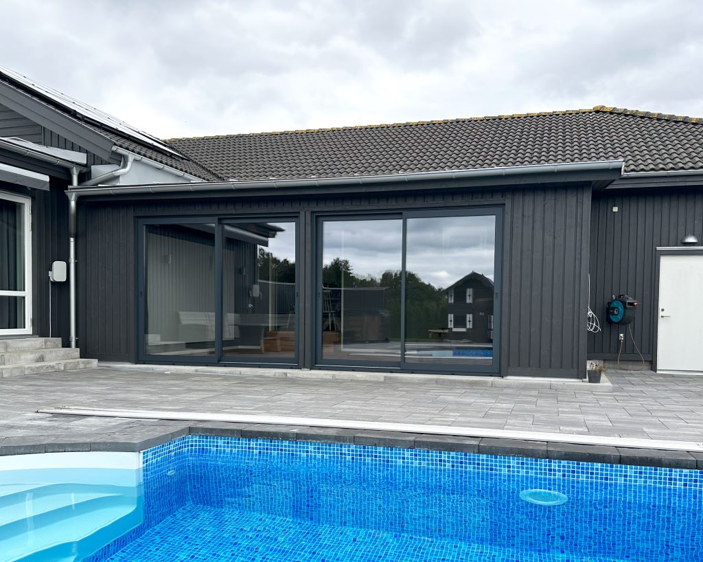 M100 fasadpartier på tillbyggnad av hus med pool. | Fasad M100 fasadpartier | Mekoflex Uterum