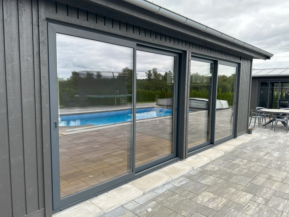 Fullisolerade fasadpartier i modern design, perfekta för utbyggnad av bostaden. Stora glaspartier ger maximalt ljusinsläpp och energieffektivitet, samtidigt som de skapar en sömlös övergång mellan inomhus- och utomhusmiljö.
