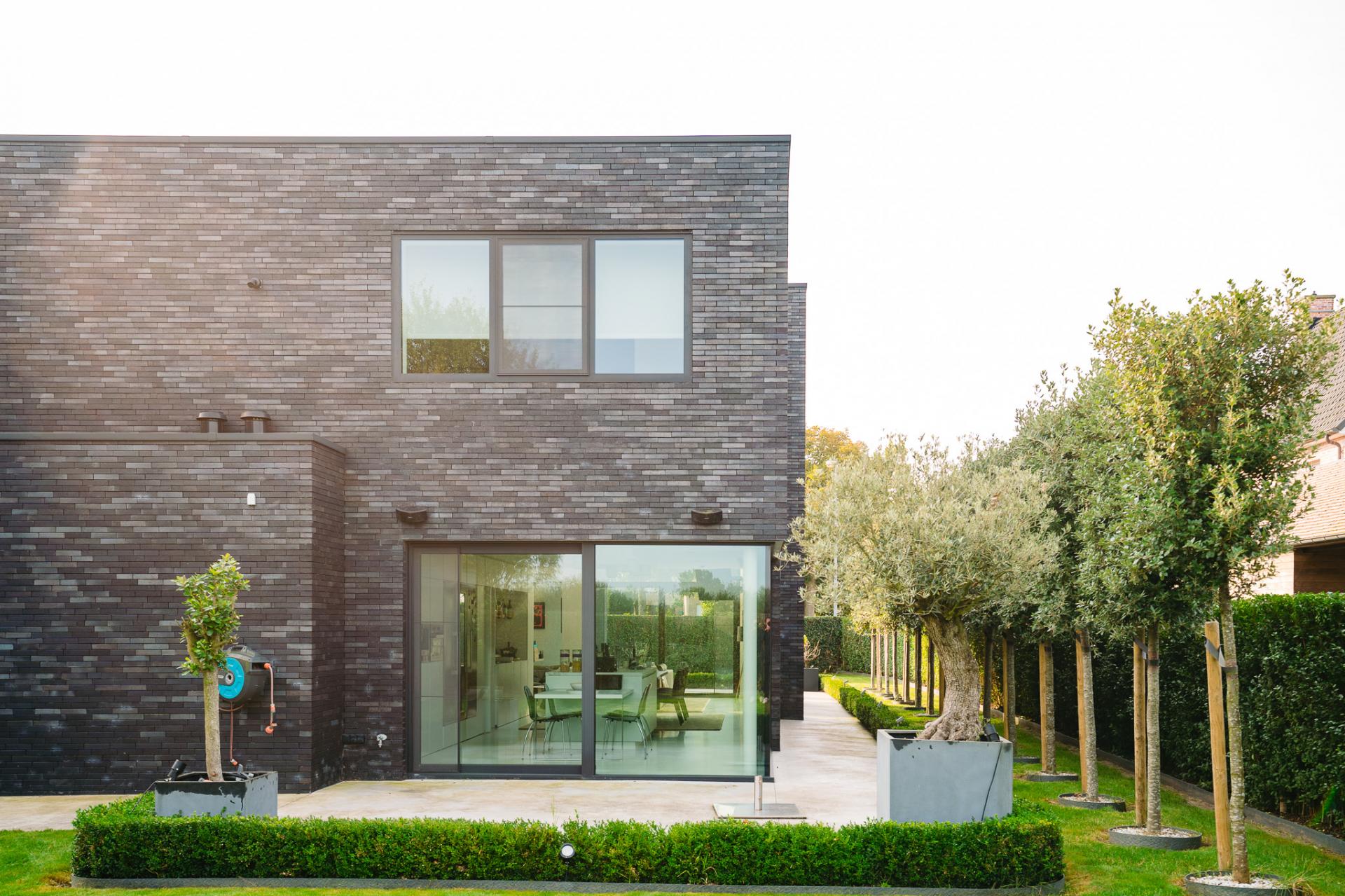 Glasfasad med skjutdörr skapar bättre koppling mellan hem och trädgård och ger extra ljusinsläpp i hemmet. | Fasad M100 fasadpartier | Mekoflex Uterum