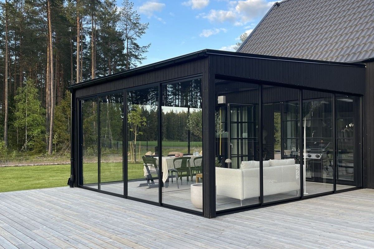 Modernt uterum med måttanpassade skjutdörrar som öppnar upp mot trädgården och omgivande natur. | Sommar M50 glaspartier | Mekoflex Uterum