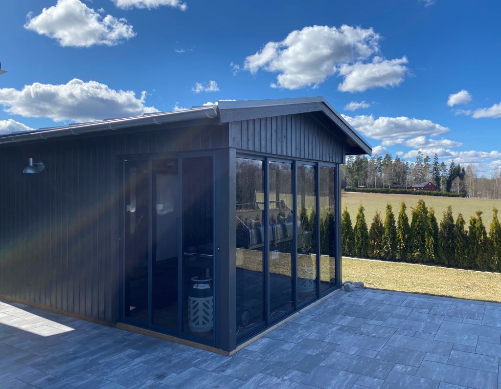 Sommar M50 glaspartier - Smart grillplass i frittstående hagestue med skyvepartier og skyvedører i stilig antrasittgrå farge. | Mekoflex Uterum