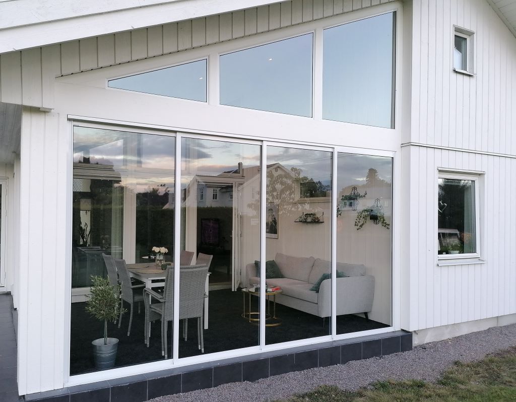 Flera måttanpassade Sommar M50 gavelspetsfönster monterade efter varandra bildar tillsammant ett stort fönster i detta inglasade uterum. | Sommar M50 glaspartier | Mekoflex Uterum