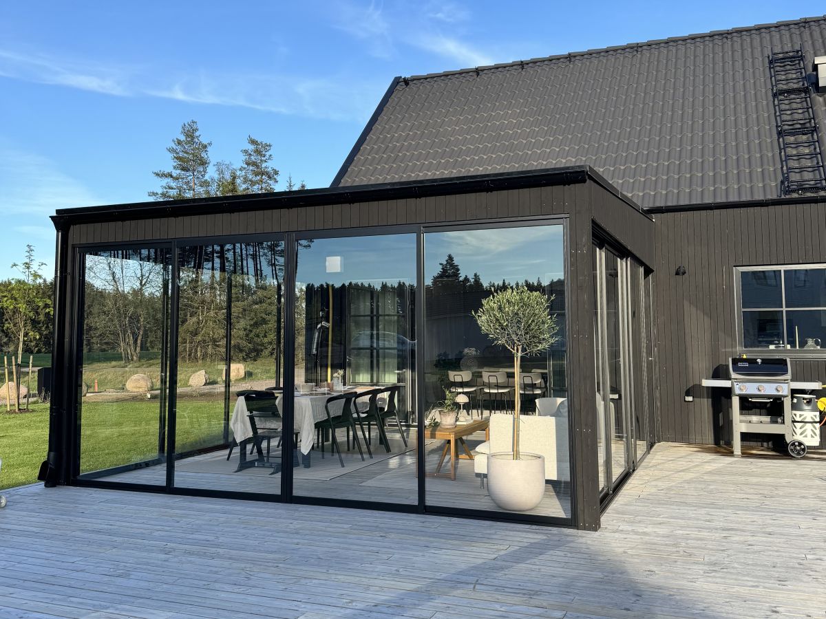 Höga skjutdörrar ger rejält med ljusinsläpp i uterummet. | Sommar M50 glaspartier | Mekoflex Uterum