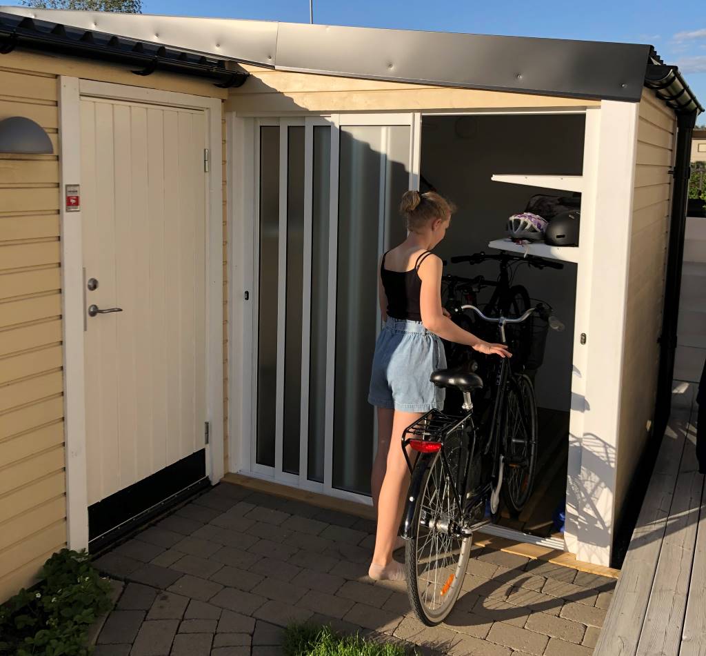 Smart cykelförråd med fyra smala skjutdörrar för att kunna öppna upp dörren till förrådet maximalt | Sommar M50 glaspartier | Mekoflex Uterum