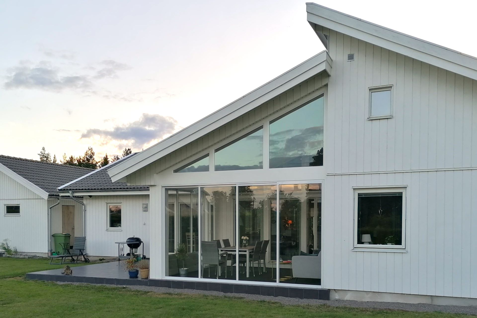 Sommar M50 glaspartier - Elegant uterum med rejäl takhöjd som är harmoniskt integrerat med husets ariktektur. | Mekoflex Uterum