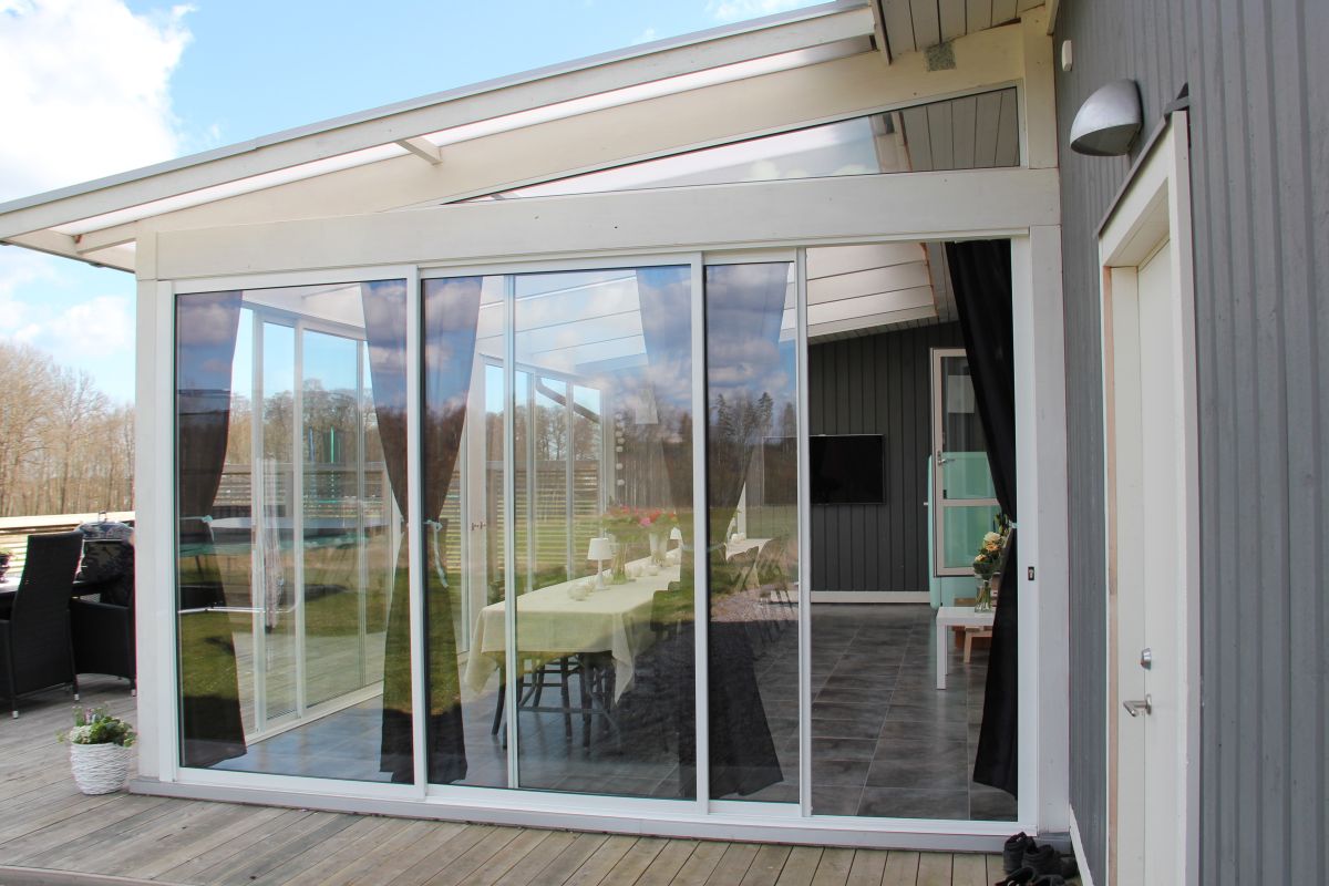 Måttanpassade skjutdörrar med 2-glas isolerglas för bra isolering till uterum | Vår/Höst M70 glaspartier | Mekoflex Uterum
