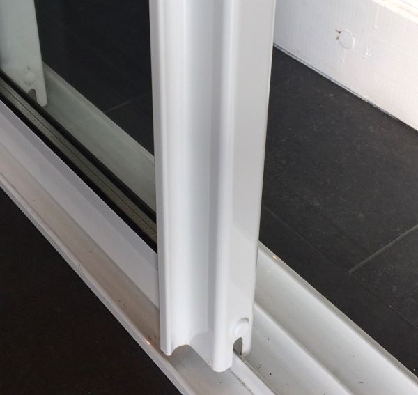 Handtag för skjutdörr till uterum & altan är integrerat i aluminiumprofilen och löper längs hela skjutdörren. | Mekoflex Uterum