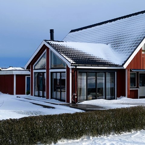 Snötäckt inglasad vinterträdgård med skjutdörrar och gavelspetsfönster. | Vinter M90 glaspartier | Mekoflex Uterum