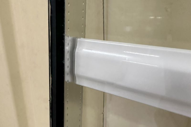 Närbild på 26 mm spröjsprofil mellan glasrutorna på ett isolerglasfönster. | Mekoflex Uterum